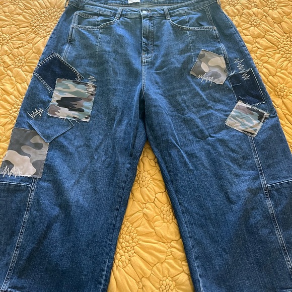 Pilcro Medium Denim Barrel Jeans with Camo patches - Picture 4 of 8